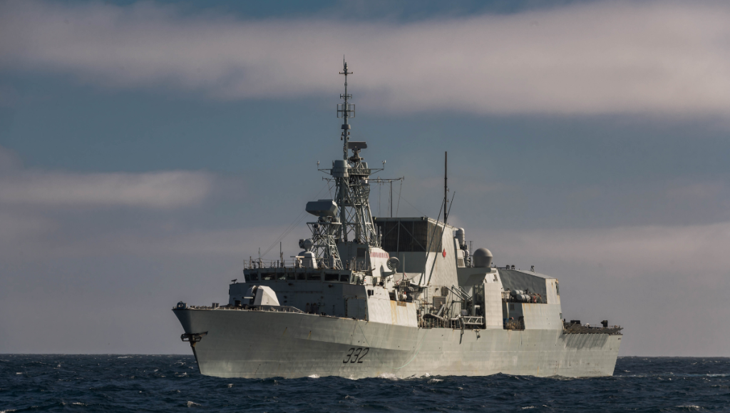 HMCS Ville de Québec, ship at sea